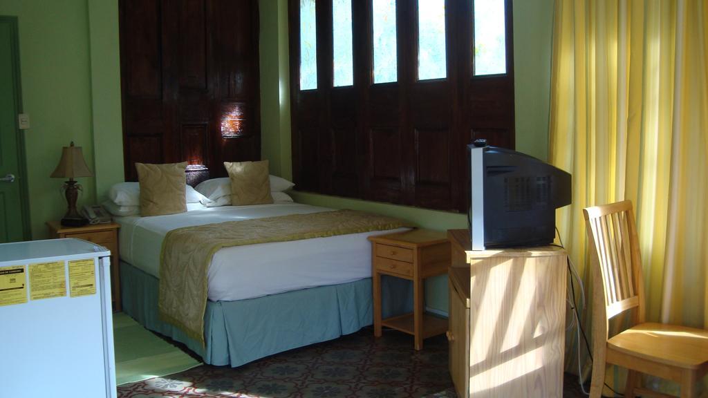 Heritage Inn Trinidad Belmont エクステリア 写真